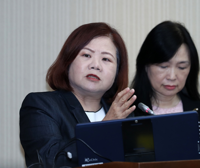 立法院社福及衛環委員會25日邀請勞動部長許銘春（左）就「勞工退休金制度（含勞退、勞保）改革，增進勞工退休生活保障」進行專題報告並備質詢。（劉宗龍攝）