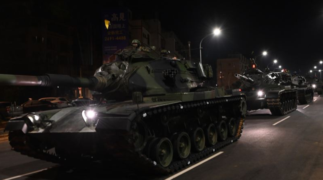 装甲586旅M60A3战车「街头刁车」，现场急拖吊成真实演练。(青年日报提供)