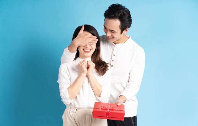 龍、馬、牛3生肖男懂得溫柔寵妻，注定一生財富滾滾。（示意圖/達志影像/shutterstock)