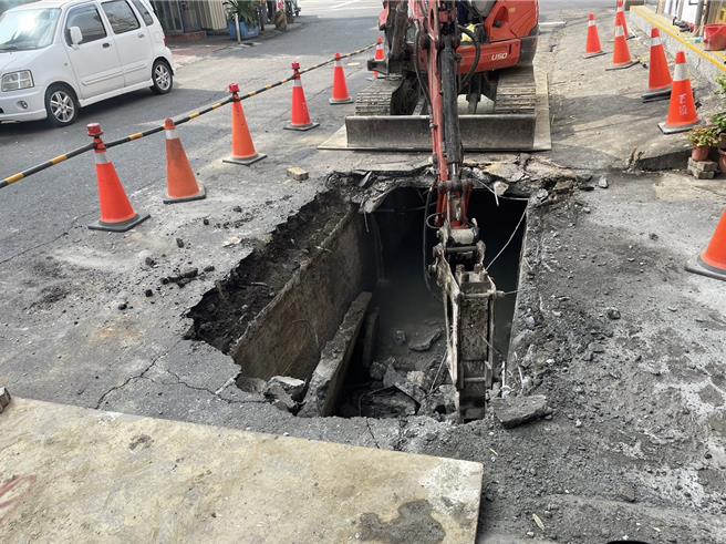 高雄大寮一輛混凝土車24日超載9.9公噸造成大寮自由路溝渠頂板塌陷，塌陷位置長約4公尺、寬2公尺，水利局將作溝頂板修復工程，工期約5天，預計10月29日可完工。（水利局提供／林瑞益高雄傳真）