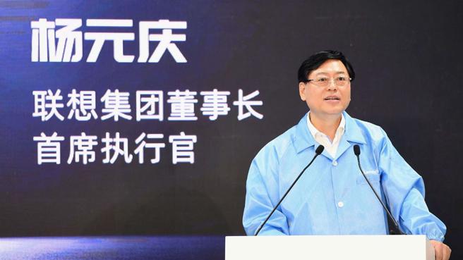 联想董事长杨元庆与黄仁勋公布的重大计画：推出混合人工智慧解决方案。图／中新社