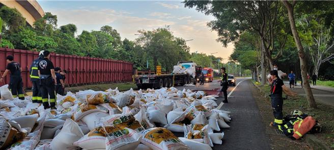 2023年10月25日新北市／新北市三峽區25日早上5時於隆恩街158巷處，46歲司機沈男途中因精神不濟，拖板車衝破台北大學路邊施工圍籬，導致載運的30公噸近千包白米散落一地。（新北市三峽警分局提供／劉瑋晴新北傳真）