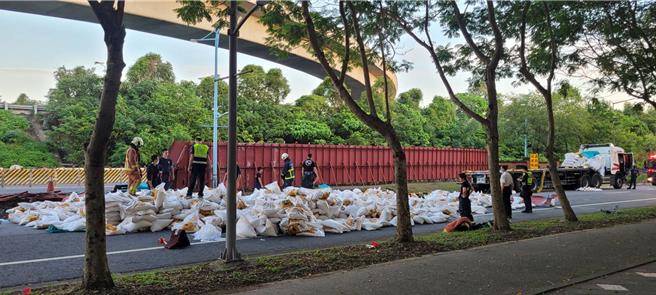 2023年10月25日新北市／46歲司機沈男酒測值為0，原要到樹林送貨，途中因精神不濟才衝撞路邊施工圍籬，路過民眾表示，當時突然聽到很大的聲響，就看到拖板車衝進台北大學圍籬內。（新北市三峽警分局提供／劉瑋晴新北傳真）