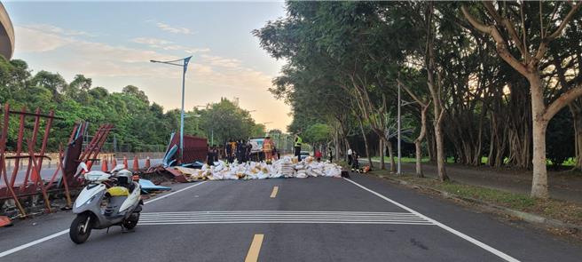 2023年10月25日新北市／新北市三峽區25日早上5時，一名46歲司機沈男因精神不濟，拖板車衝破台北大學路邊施工圍籬，導致近千包白米散落一地。（新北市三峽警分局提供／劉瑋晴新北傳真）