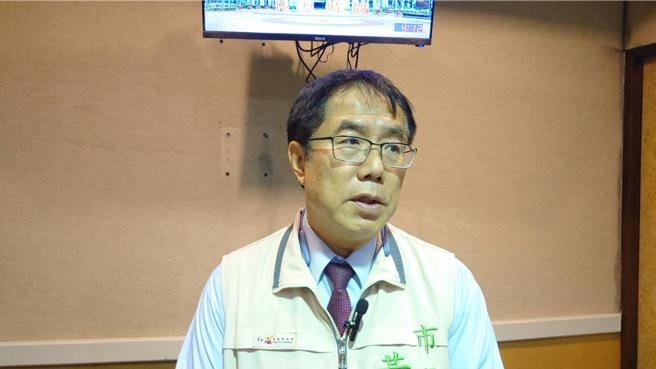 黃偉哲表示，競總成立當天由立委及黨團配合外，大部分支持者會自發到場，會撙節開支，盡量減少動員方式，拚出「台南隊」氣勢。(曹婷婷攝)