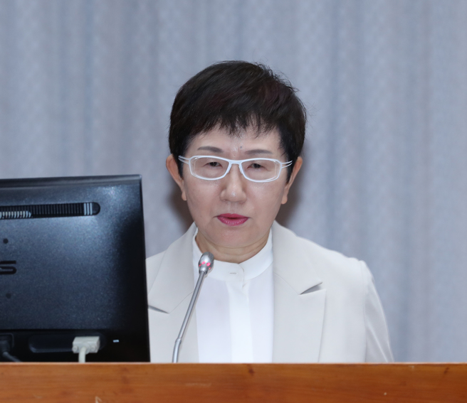 台美租稅協定何時通過？ 財長：明年6月前有望。立法院財政委員會25日邀請審計部審計長陳瑞敏、行政院主計總處主計長朱澤民、財政部長莊翠雲（圖）等人備質詢。（劉宗龍攝）