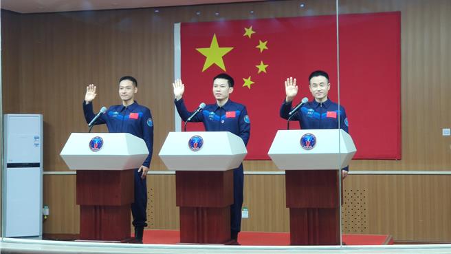神舟十七號預計26日發射，此次成員寫下多項紀錄，洪湯波（中）成為首位重返，年紀最小的唐勝傑（右）已接近90後。（吳泓勳攝）