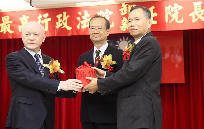 最高行政法院25日举行「卸、新任院长交接典礼」，被称为「第一表姊夫」的最高行政法院院长吴明鸿（左）在司法院长许宗力（中）的监交下，交棒给最高行政法院第一庭庭长吴东都（右）。（张铠乙摄）