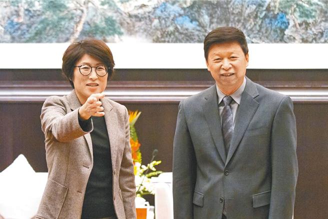 台东县长饶庆铃（左）率团访问大陆，23日在北京与大陆国台办主任宋涛（右）会面。（本报资料照片）