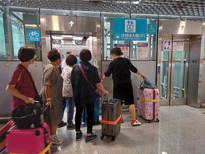 机捷A18高铁桃园站2部智慧电梯主动开门迎客。（桃捷提供／蔡明亘桃园传真）