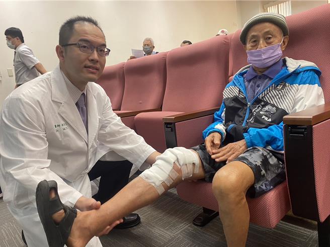 81岁的江伯伯因右膝关节接受人工关节置换手术后感染引发蜂窝性组织炎，转诊到中国附医治疗，医师先移除人工膝关节并置入3D列印活动型骨水泥让伯伯可以靠辅助器下床行走。（冯惠宜摄）