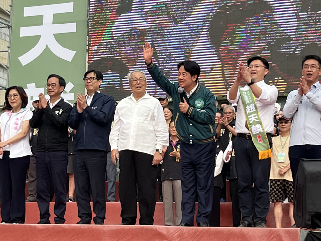 與趙天麟聯合競總成立 賴清德喊話高雄要大贏 民進黨總統參選人賴清德（前右3）15日在高雄出席與黨籍立委趙天麟（前右2）的聯合競總成立大會。（圖／中央社）