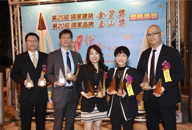 南山人壽、南山產物「國家品牌玉山獎」大滿貫，24日勇奪3項全國首獎、7項玉山獎，共10項榮耀肯定。(南山人壽提供／洪凱音台北傳真)