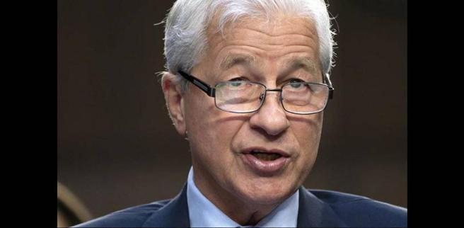 摩根大通執行長戴蒙在沙烏地阿拉伯舉辦的投資倡議峰會上痛批聯準會官員，在18個月前所做的金融預測大錯特錯。（圖／美聯社）