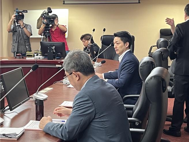 台北市長蔣萬安對無黨籍市議員說明重大政策及預算時，透露原預計2025成立的青年局，有望明年上半年就能成立。（蔡宗穎攝）