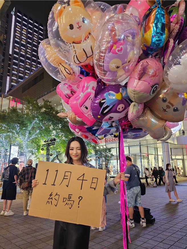 閻奕格日前在台北信義街頭舉辦，吸引大批路人圍觀。（華研國際提供）