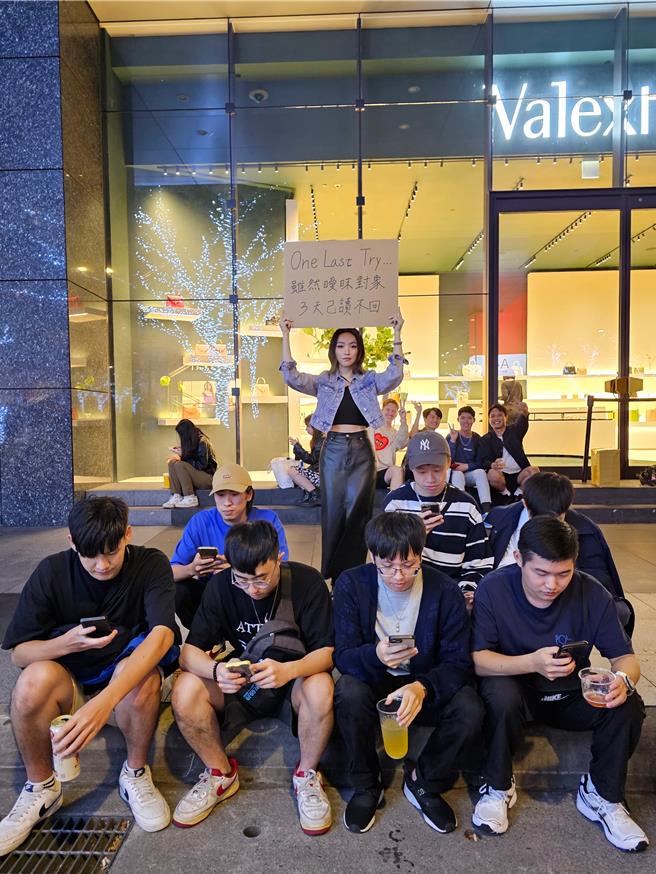 閻奕格日前在台北信義街頭舉辦，吸引大批路人圍觀。（華研國際提供）