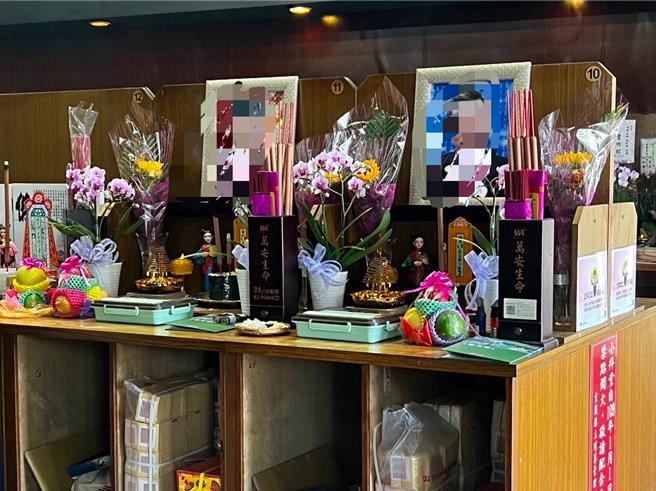 家属唯一感到安慰的是，爸爸和妈妈在最后一段路程可以牵手一起走。（民眾提供／吴佩蓉宜兰传真）