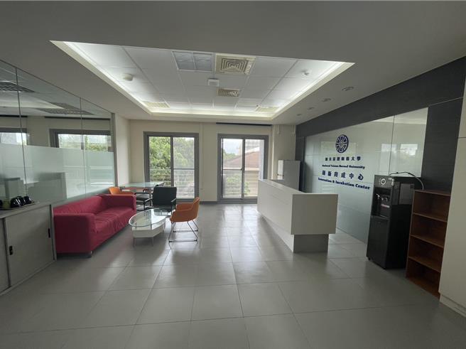 为协助国内新创企业发展，国立臺湾师范大学林口校区创新育成中心推出招商，广邀中小企业进驻。图为接待处。(主办单位提供／李侑珊台北传真)