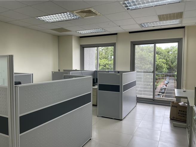 为协助国内新创企业发展，国立臺湾师范大学林口校区创新育成中心推出招商，广邀中小企业进驻。图为办公室。(主办单位提供／李侑珊台北传真)