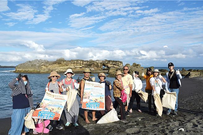 國立台灣史前文化博物館配合《乘風破浪到澎湖》特展，22日舉辦「台澎連線：淨灘串聯」活動，總計28人次參加。（史前館提供／蕭嘉蕙台東傳真）