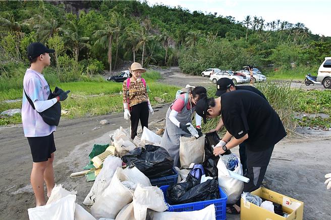 「台澎連線：淨灘串聯」活動，台東場域總計清出26.1公斤的資源回收類垃圾及37公斤的非資源回收類垃圾。（史前館提供／蕭嘉蕙台東傳真）