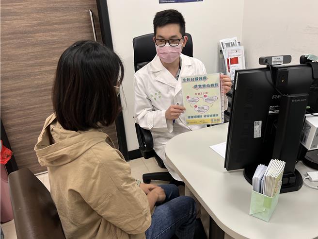 新竹台大分院新竹醫院家庭醫學部醫師張哲瑞向病人說明，透過「分級醫療轉診制度」，病情穩定的慢性疾病可以就近在診所追蹤治療，省時又省力也能獲得完善的醫療照護。（新竹台大提供／王惠慧新竹傳真）