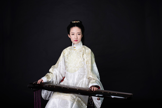 古琴演奏家石冰是大陆非物质文化遗产古琴广陵琴派第十二代传承人。(图/臺北市立国乐团提供)