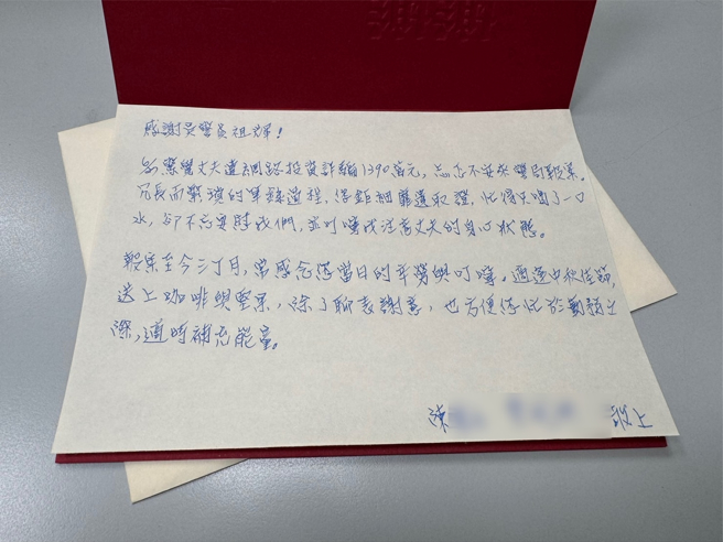 妇人带着感谢信及点心来向员警表达谢意。(第三分局提供)