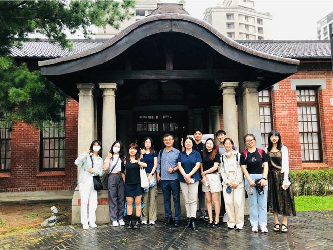 世新大学新闻所硕士课程採理论基础探讨与实际传播场域的观察交流，两者并重。（世新新闻所提供／李侑珊台北传真）