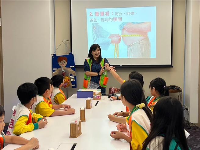 全民健康基金会自2017年起举办「好健康小学堂」。图为国小学童实际体验保肝、护肝知识。（全民健康基金会提供）