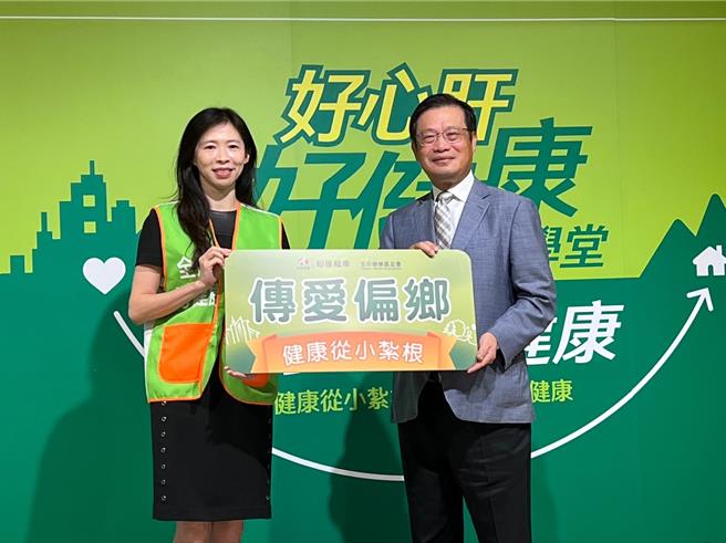 全民健康基金会执行长粘晓菁（左）、和运租车董事长刘源森合影。（全民健康基金会提供）