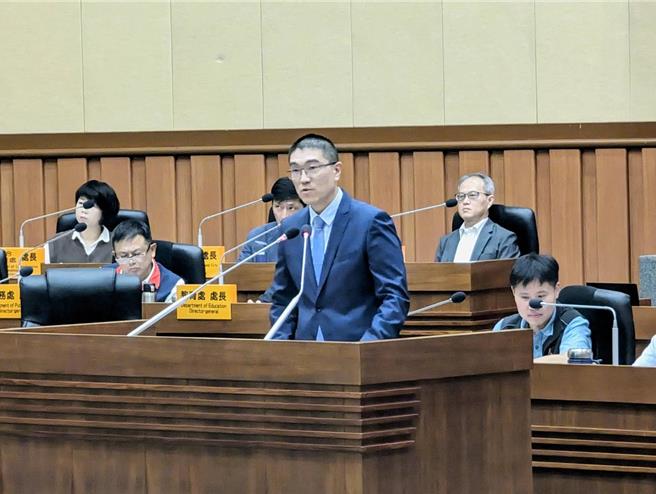 基隆市长谢国梁（前中）25日赴议会进行施政报告，透露青年公益电动机车专案，开放申请迄今仅有30部申请。（张志康摄）