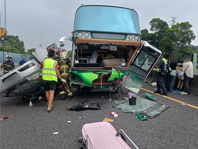 国道3号南下264公里处10月21日上午发生游览车与自小客车擦撞，造成4死22伤的严重事故。（摘自国道公路警察局／陈佑诚台北传真）