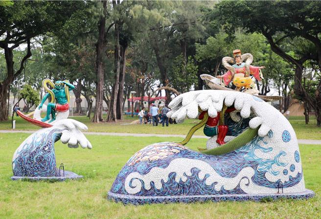 2023「再。嘉义－乡村艺术行动」主题艺术节10月28日至11月19日在嘉义县朴子艺术公园盛大开展，其中一件作品就像妈祖在衝浪。（吕妍庭摄）