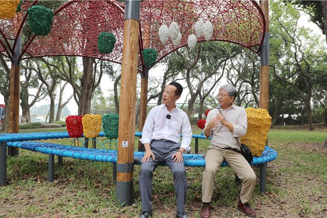 嘉义县长翁章梁（左）邀请全台所有热爱文化、艺术、在地风土的好朋友们，趁着凉爽的秋日来到嘉义欣赏这场以常民为题的户外策展。（吕妍庭摄）