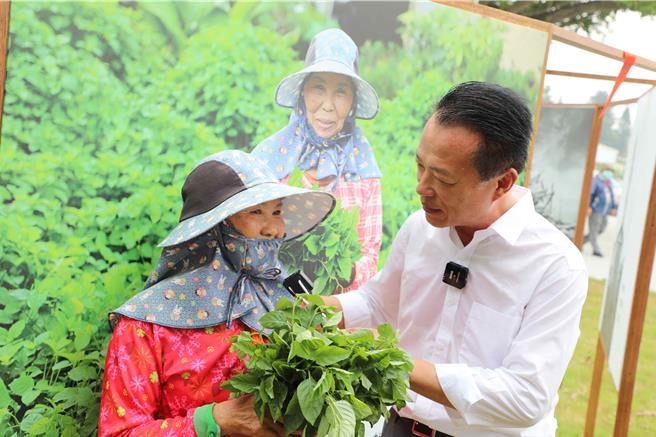 2023「再。嘉义－乡村艺术行动」主题艺术节开展记者会上，嘉义县长翁章梁开直播介绍作品，与居民互动。（吕妍庭摄）