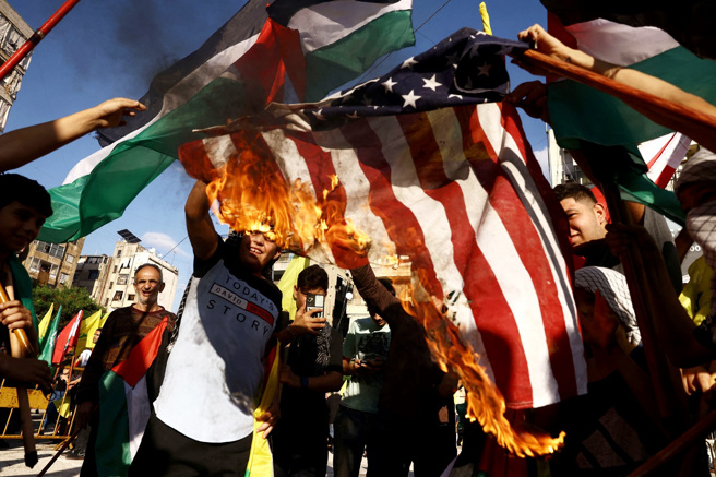 因應以巴衝突可能失控的最壞情況，美國政府正在制定中東「大規模撤離計畫」。圖為黎巴嫩民眾20日在美國大使館外焚燒美國國旗，以表達支持巴勒斯坦民眾。（圖／路透社）