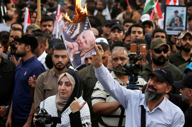 圖為伊拉克民眾20日在美國大使館所在的綠區外焚燒美國總統拜登的圖片，抗議美國支持以色列。（圖／路透社）