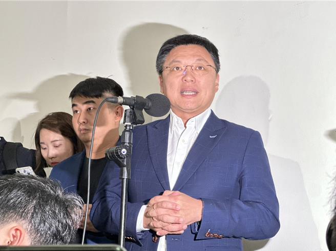 民進黨立委趙天麟婚外情風波延燒至國安危機，昨日深夜宣布退出放棄競選連任，他今日下午出席立法院國防外交委員會前接受媒體聯訪。（黃婉婷攝）