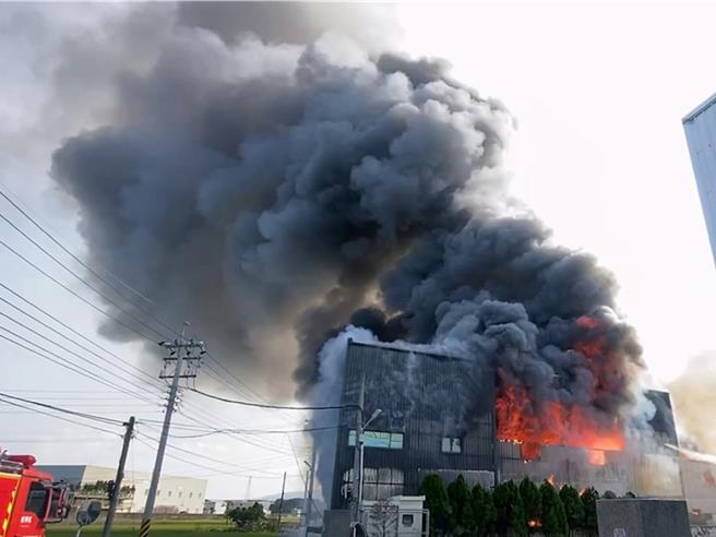 彰化县芬园乡25日下午发生木业工厂大火，现场都是易燃物，火势惊人。（民眾提供／孙英哲彰化传真）