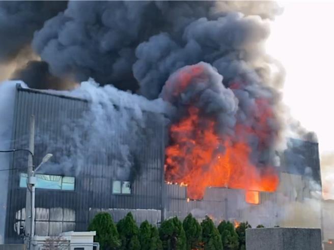 彰化县芬园乡25日下午发生木业工厂大火，现场都是易燃物，火势惊人。（民眾提供／孙英哲彰化传真）