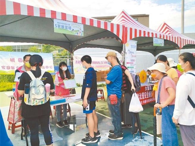 桃园市家庭暴力暨性侵害防治中心积极宣导防暴意识。（桃园市家庭暴力暨性侵害防治中心提供／陈梦茹桃园传真）