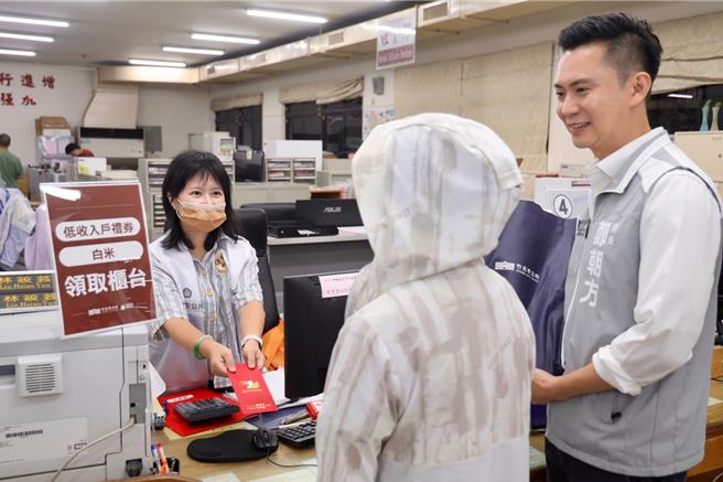 竹北市公所2024年社会救助总清查即日起展开，凡领有中低收入户、中低老人生活补助、弱势儿童及少年生活扶助、特殊境遇家庭扶助补助的市民，27日前备齐资料至市公所3楼里干事室完成办理，竹北市长郑朝方（右一）希望市民能感受公所的暖心关怀。（竹北市公所提供／邱立雅竹县传真）