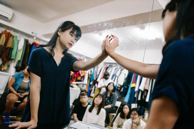 《夜遊》排練側拍，各個空間都是表演。（圖片來源：高雄市文化局提供 高鈞然 攝影）
