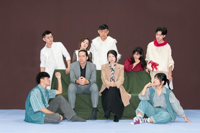 《夜遊》演員群（圖片來源：高雄市文化局提供 張倫輝 攝影）