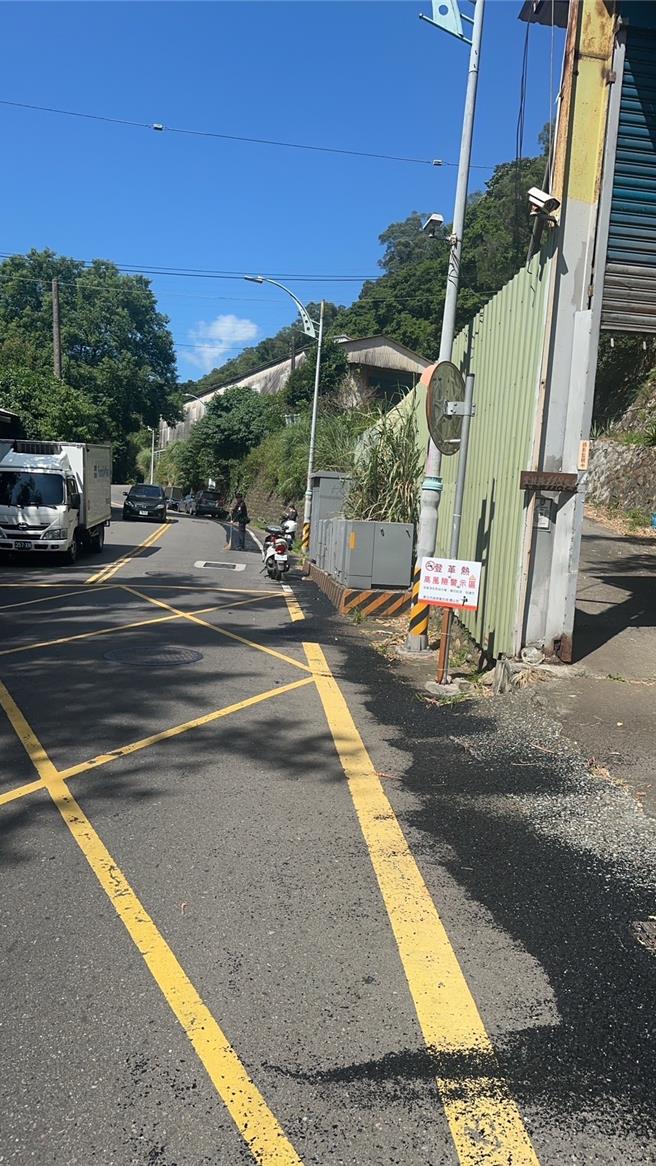 货车载满黑色塑胶碎片不慎掉落，造成路过的7名机车骑士摔车，警方获报到场协助清除。（翻摄画面）