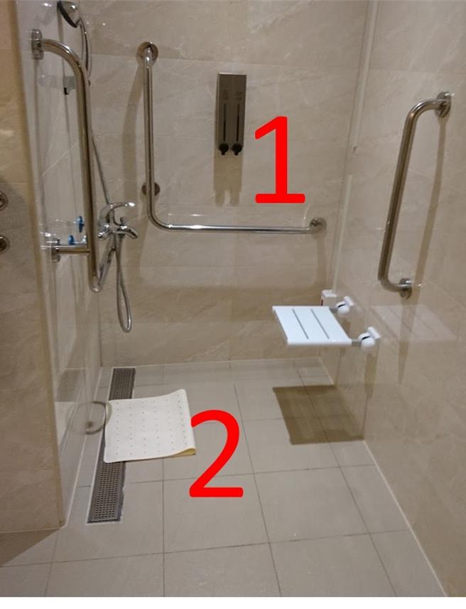 台北市议员陈怡君指出，正确无障碍淋浴空间应设置扶手及防滑垫才是基本设备。（市议员陈怡君提供）