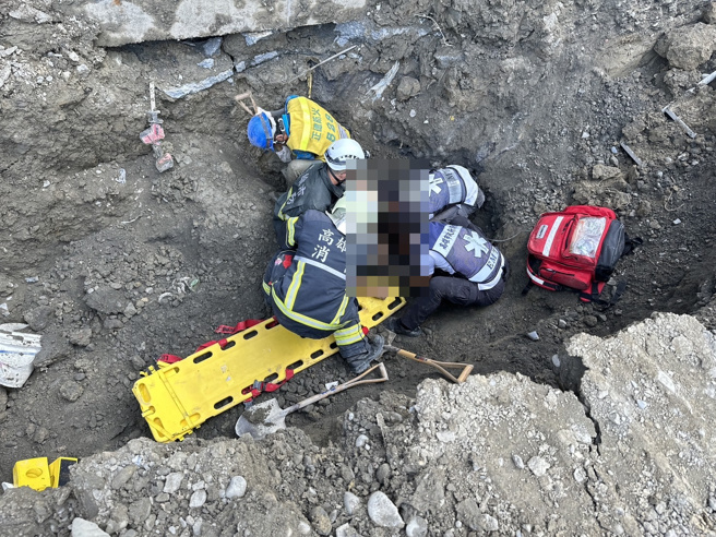 高雄路竹科学园区土石坍塌！2工人惨遭活埋1人命危。(林瑞益翻摄)