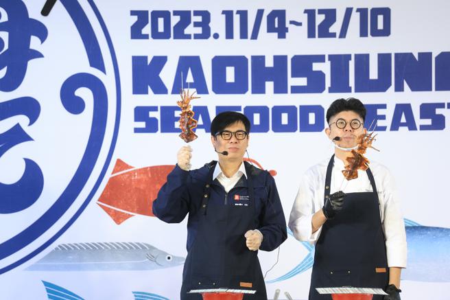 市长与高雄Le Bon Marché好市集手作料理主厨黄颖一同现烤鱿鱼。（图／高雄市海洋局）